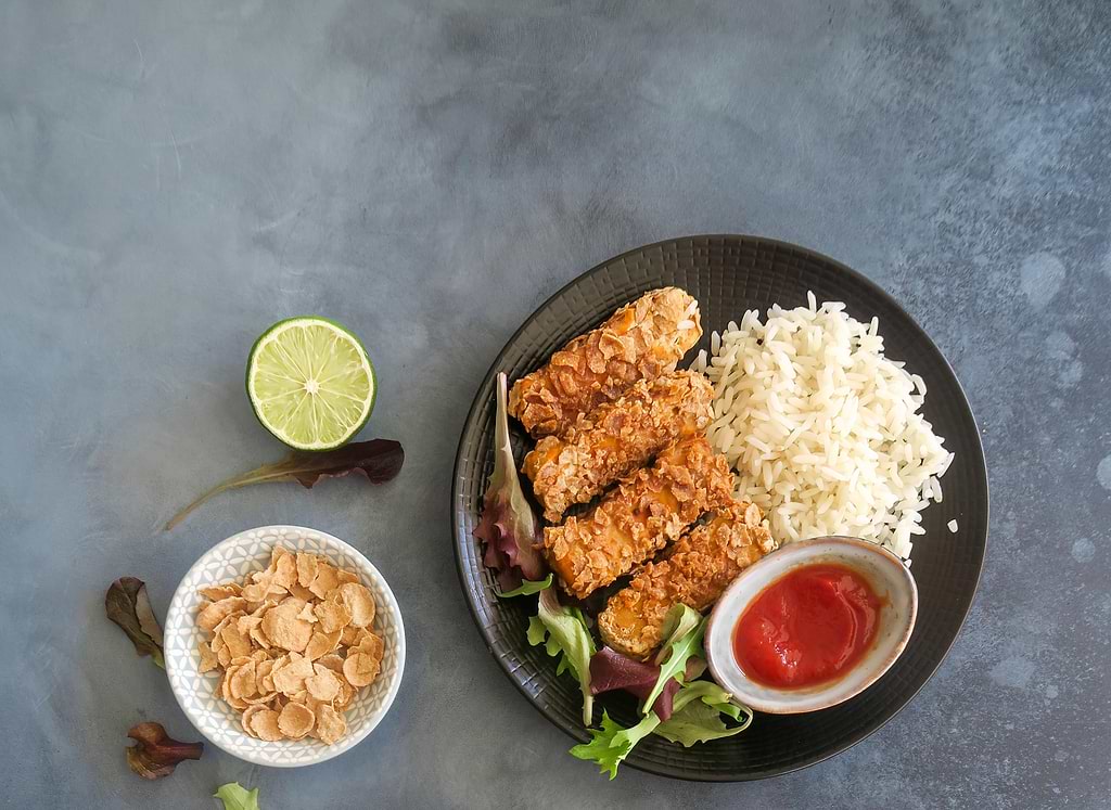 Gerookte tofu nuggets met sesamzaad